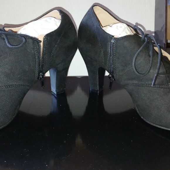 New in the box, Black Suede Journee Collection Leona Ankle Bootie - Picture 8 of 12